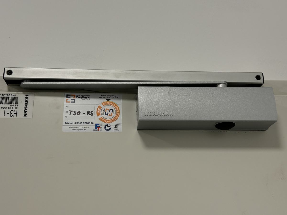 Rauchschutztür T30-RS mit Obentürschließer und Prüfplakette