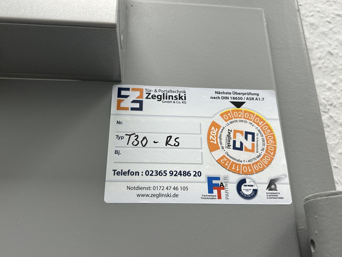 Zeglinski-Prüfplakette nach DIN 18650 und ASR A1.7 an einer Tür